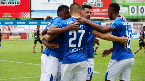 Los futbolistas de Universidad Católica festejan uno de los goles ante Mushuc Runa, el 9 de mayo de 2021.