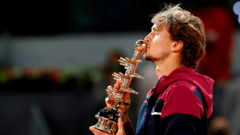 El tenista alemán Alexander Zverev con el trofeo de campeón del Masters 1.000 de Madrid, tras la final disputada ante el italiano Matteo Berrettini, el domingo 9 de mayo de 2021.