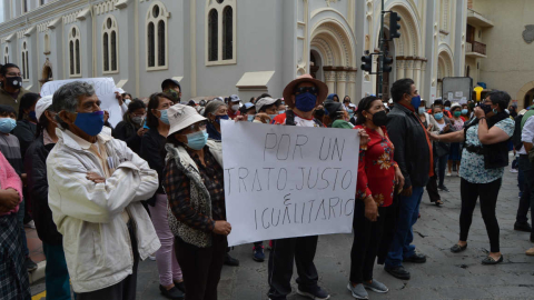 Miembros de la  Cooperativa de Vendedores Autónomos de Ferias Libres de Cuenca (Cofeliec) demandan trabajo en Cuenca, el 27 de febrero de 2021.  