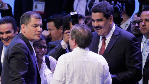 Rafael Correa bromea con el excanciller Ricardo Patino y el venezolano Nicolás Maduro durante una cumbre de la CELAC en 2015.