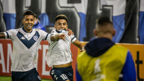 Los jugadores de Vélez celebran el gol ante Liga, por Copa Libertadores, el jueves 13 de mayo de 2021.