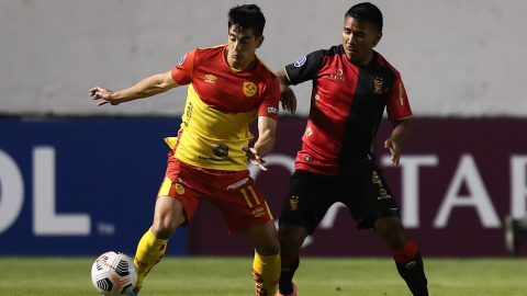 Ignacio Herrera (i) de Aucas disputa un balón con Elías Ramos de Melgar, por la Copa Sudamericana, el 13 de mayo de 2021.