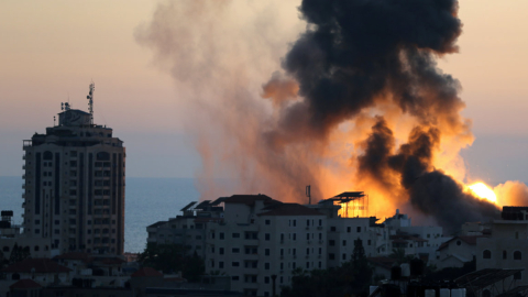 Imagen de una explosión ocurrida durante la escalada de violencia en Gaza, le viernes 14 de mayo de 2021.