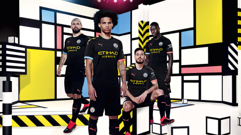 Los futbolistas del Manchester City lucen uno de los uniformes con la marca alemana.