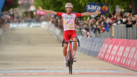 El francés Victor Lafay, de 25 años, festeja su victoria en la Etapa 8 del Giro de Italia, el sábado 15 de mayo de 2021. 