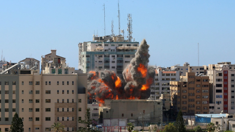 Imagen de la explosión en una torre en Gaza, el 15 de mayo de 2021.