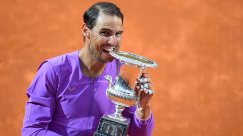 El español Rafael Nadal posa con su trofeo de campeón del Masters 1.000 de Roma tras derrotar a Novak Djokovic, el domingo 16 de mayo de 2021.