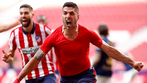 Luis Suárez, el delantero uruguayo del Atlético de Madrid, celebra su gol agónico con el que su equipo derrotó al Osasuna por la liga española, el domingo 16 de mayo de 2021.