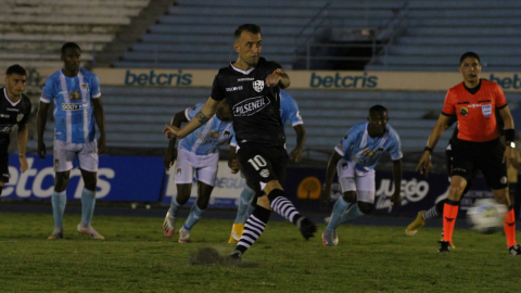 Damián Díaz cobra el penal ante 9 de Octubre, para convertir el gol y darle la victoria a Barcelona, el domingo 16 de mayo de 2021. 