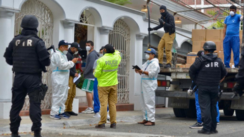 Momento de la detención del expresidente Abdalá Bucaram y el allanamiento de su hogar en Guayaquil el 3 de junio de 2020.