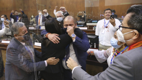 Guadalupe Llori (de negro) festeja su elección como presidenta de la Asamblea junto a Alejandro Jaramillo, coordinador de la bancada ID.