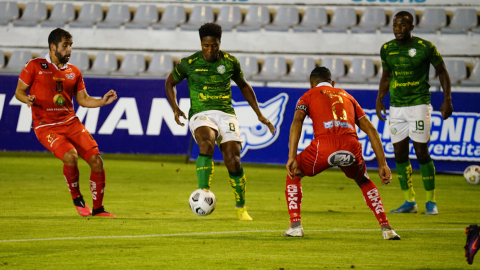 Daniel Angulo, de Orense, maneja la pelota en el partido ante Técnico, en Ambato, el 17 de mayo de 2021.