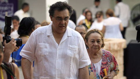 El cineasta Rodrigo García y su madre, Mercedes Barcha, en la ceremonia de presentación del busto en el que permanecen las cenizas del escritor Gabriel García Márquez, en el Claustro de la Merced en Cartagena (Colombia), en 2016.