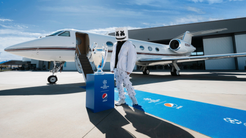 El DJ Marshmello junto al trofeo de la UEFA Champions League, en mayo de 2021.