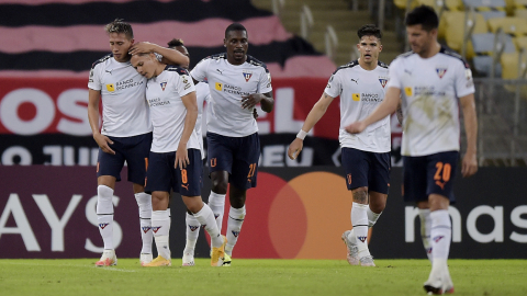 Los futbolistas de Liga de Quito festejan un gol en el estadio Maracaná, ante Flamengo, el 19 de mayo de 2021.