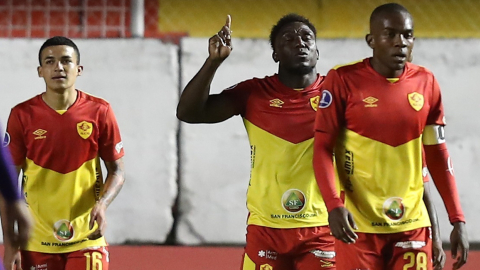 Los jugadores de Aucas celebran uno de los goles ante Metropolitanos, en Quito, el 19 de mayo de 2021.