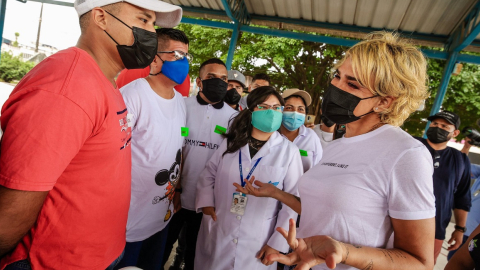 La alcaldesa de Guayaquil, Cynthia Viteri, junto a un grupo de jóvenes del proyecto municipal ZUMAR, el 14 de mayo de 2021.