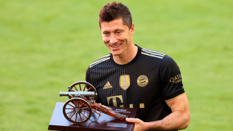 El delantero del Bayern, Robert Lewandowski, sostiene el premio de máximo goleador de la Bundesliga tras haber marcado 41 tantos, el sábado 22 de mayo de 2021.