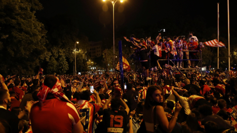 La afición del Atlético de Madrid celebra el título de Liga el sábado 22 de mayo, en la madrileña plaza de Neptuno.