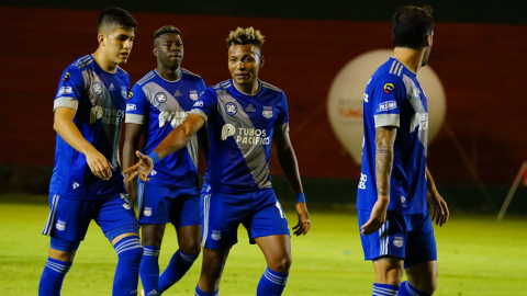 Los jugadores de Emelec celebran uno de los goles frente a Mushuc Runa, en Ambato, el sábado 22 de mayo de 2021.