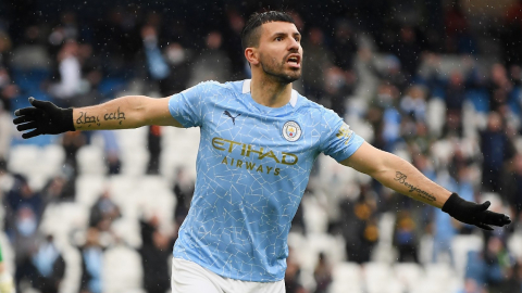 El delantero Sergio 'Kun' Agüero celebra uno de sus goles ante el Everton, en la última jornada de la Premier League, el 23 de mayo de 2021.