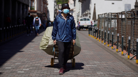 Un trabajador informal camina  en el Centro Histórico de Quito, el 20 de mayo de 2021. 