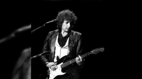 Bob Dylan en una de sus presentaciones durante la década de los 70.