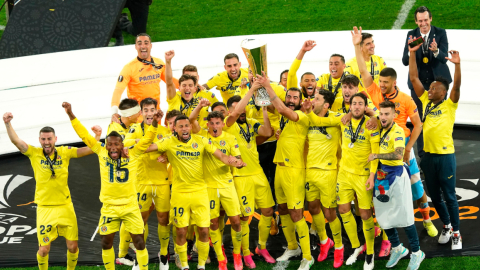 Los jugadores del Villarreal con el trofeo de la Europa League luego de vencer al Manchester United, este miércoles 26 de mayo de 2021.