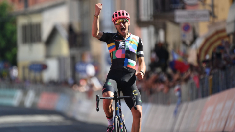 El ciclista italiano, Alberto Bettiol, celebra su victoria en la Etapa 18 del Giro de Italia, el jueves 27 de mayo de 2021.