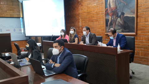 De izquierda a derecha: Los concejales Mónica Sandoval, Analía Ledesma, Santiago Guarderas y Fernando Morales, en una reunión de la Comisión de Mesa, el 27 de mayo de 2021.