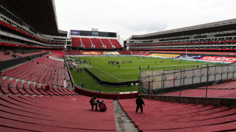 Imagen panorámica del estadio Rodrigo Paz Delgado, previo al partido entre Ecuador y Perú por las Eliminatorias sudamericanas al Mundial de Catar, el 8 de junio de 2021.