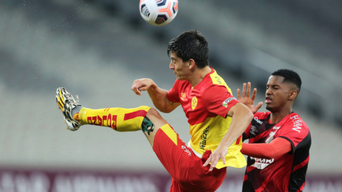 Abner da Silva (d) de Paranaense disputa un balón con Ignacio Herrera de Aucas, este jueves 27 de mayo, en un partido de la Copa Sudamericana entre Atlético Paranaense y Aucas en el estadio Arena da Baixada en Curitiba.