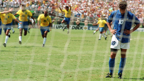 Roberto Baggio falló el último penal ante Brasil, en la final del Mundial Estados Unidos 1994 y la selección italiana perdió el título. 