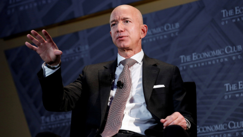 Jeff Bezos, CEO de Amazon, empresa relacionada con el sector tecnológico.