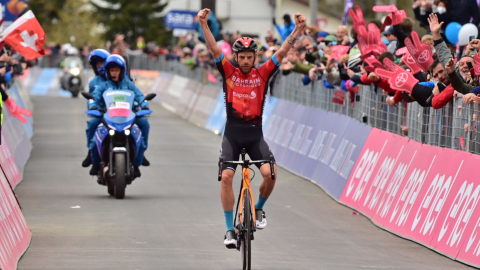 El ciclista Damiano Caruso celebra su triunfo en la Etapa 20 del Giro de Italia.