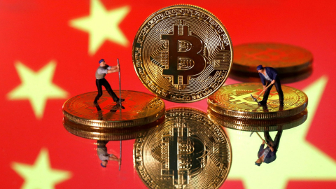 Una ilustración de varias criptomonedas sobre una parte de la bandera de China, el 27 de mayo de 2021.