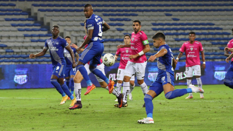 Los gutbolistas de Emelec e Independiente del Valle en una jugada de peligro para los locales, en la Fecha 14 de la LigaPro.