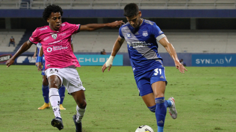 Facundo Barceló disputa una pelota con José Andrés Hurtado en el partido Emelec vs. Independiente por la Fecha 14 de la LigaPro.