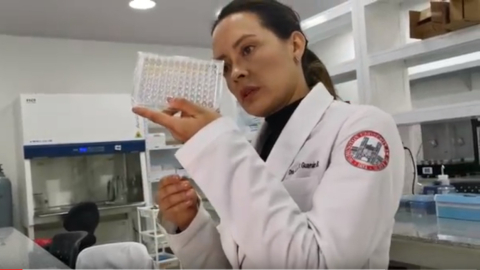 Científica ecuatoriana, Linda Guamán, en su laboratorio de la Universidad Tecnológica Equinoccial UTE , el 18 de junio de 2019.