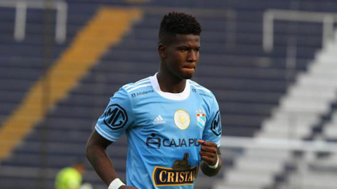 El futbolista ecuatoriano, Washington Corozo, vistiendo la camiseta del Sporting Cristal de Perú.