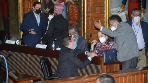 Concejales de oposición conversan con representantes del correísmo durante la sesión de remoción del alcalde Jorge Yunda, el 2 de junio de 2021.