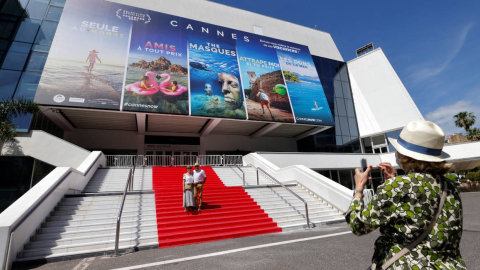 Ciudadanos posan frente a la sede del Festival de Cannes, en Francia, el 3 de junio de 2021.