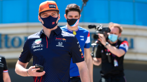 Max Verstappen, DE Aston Martin Red Bull, después de la rueda de prensa en Baku, previo al GP de Azerbaiyán, el jueves 3 de junio de 2021.