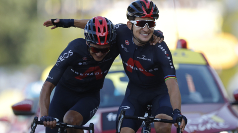 Richard Carapaz y Michał Kwiatkowski protagonizaron una de las mejores postales del ciclismo en 2020, en la meta de una etapa del Tour de Francia, el jueves 17 de septiembre.