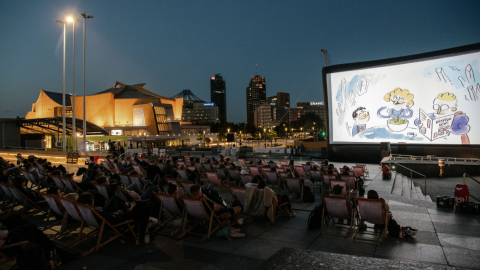 Numerosas persona observan una proyección de cine en la céntrica Potsdamer Platz, en Berlín. La edición 2021 de Berlinale tendrá proyecciones similares en distintas plazas de la ciudad.