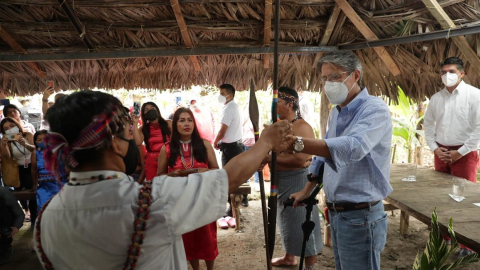 El presidente Guillermo Lasso junto a unos de los líderes de la comunidad shuar en Bucay, el 5 de junio de 2021.