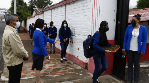 Estudiantes del Colegio Nacional Técnico Agropecuario Eduardo Salazar Gómez, de Quito, el 7 de junio de 2021.