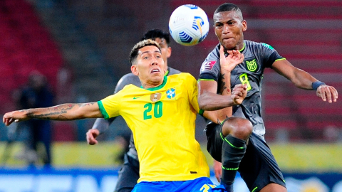 El jugador Roberto Firmino de Brasil disputa el balón con Carlos Gruezo de Ecuador, en las Eliminatorias al Mundial de Catar 2022, el viernes 4 de junio de 2021.