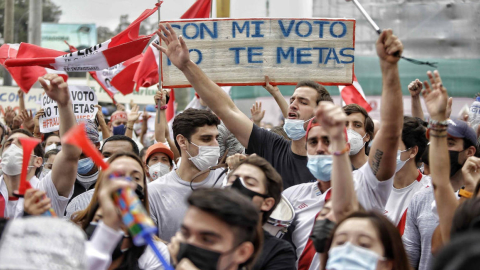 Simpatizantes de la candidata a la Presidencia de Perú Keiko Fujimori afuera de la sede del ONPE. Lima, 8 de junio de 2021.