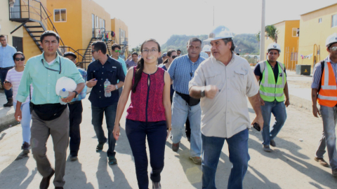 La exvicepresidenta encargada, Sandra Naranjo, recorre el proyecto Acuarela II, en Bahía de Caráquez, el 25 de enero de 2017.